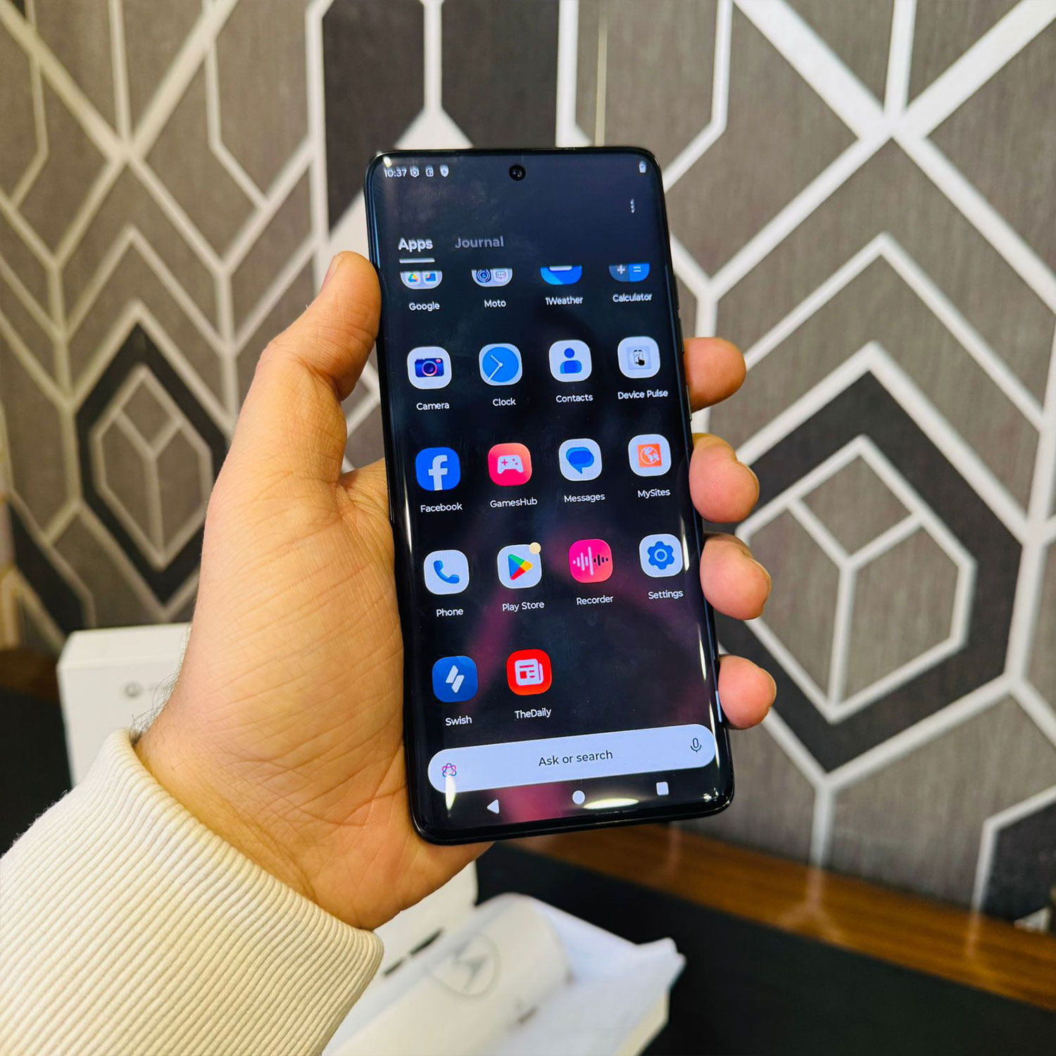 Motorola Edge (2025) | 256GB Storage | 8GB RAM | Mediatek Dimensity 7400 Ultra | Non PTA Approved (Sim Lock) | 5200 mAh Battery | 50MP Camera | Brand New with Box | Mobile Phone Motorola Edge (2025) | 256GB Storage | 8GB RAM | Mediatek Dimensity 7400 Ultra | Non PTA Approved (Sim Lock) | 5200 mAh Battery | 50MP Camera | Brand New with Box | Mobile Phone - Image 4