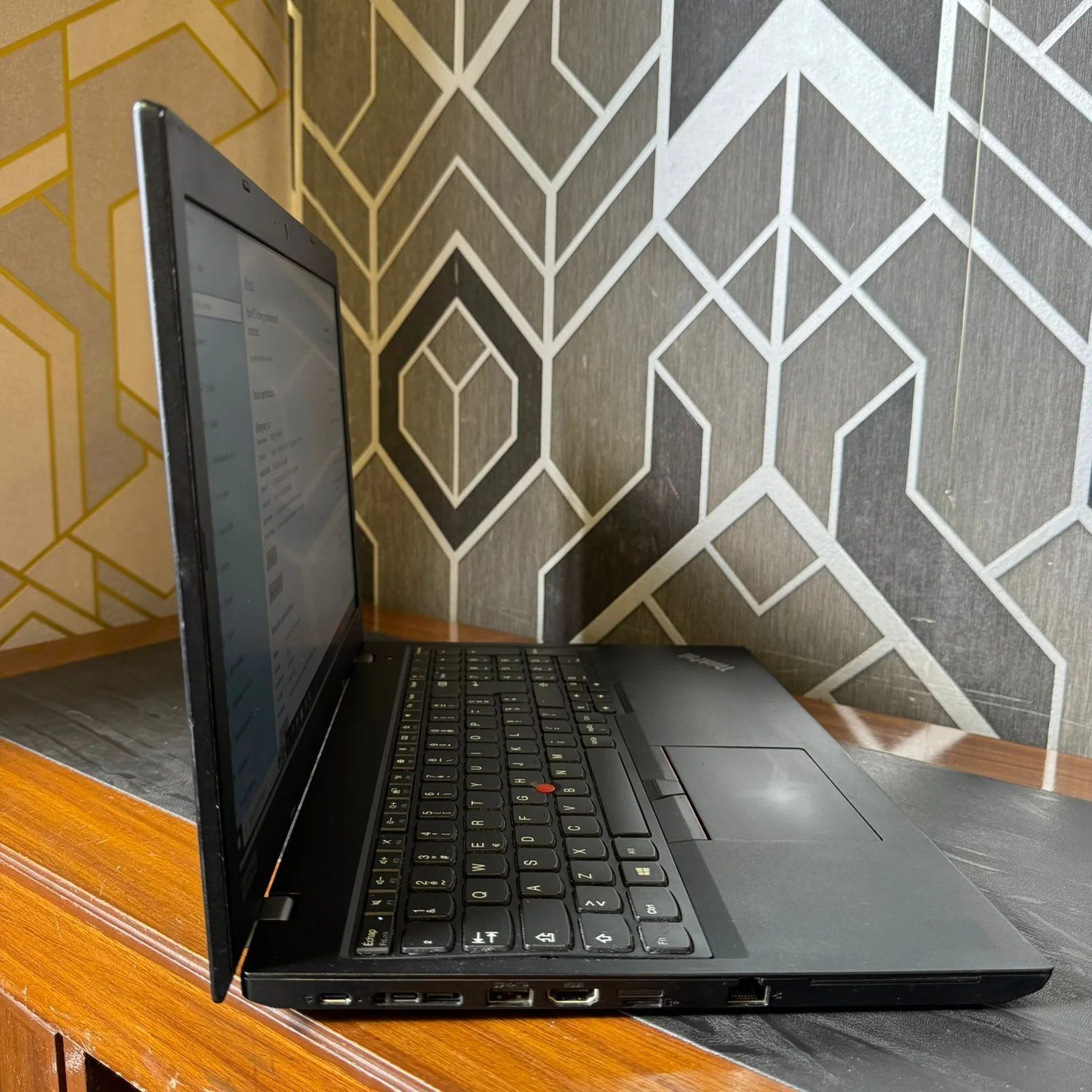 Lenovo ThinkPad L580 8GB RAM 256GB SSD Laptop right side view