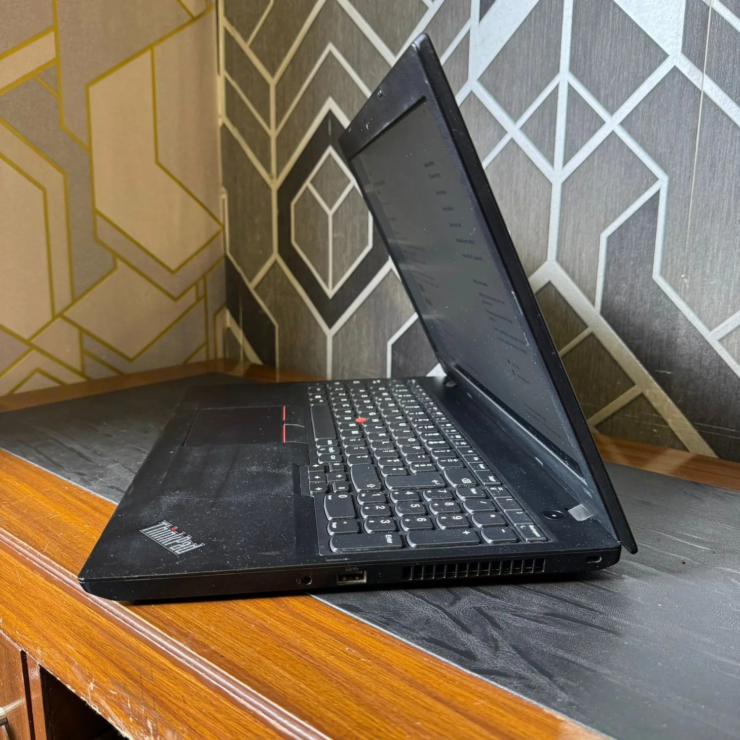 Lenovo ThinkPad L580 8GB RAM 256GB SSD Laptop left side view