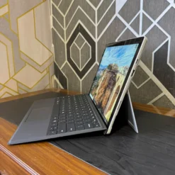 Microsoft Surface Pro 7 Platinum USB-C and USB-A ports