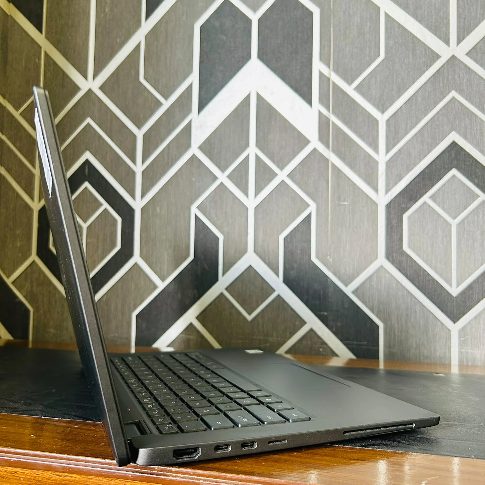 Dell Latitude 7410 Core i7 actual unit left side