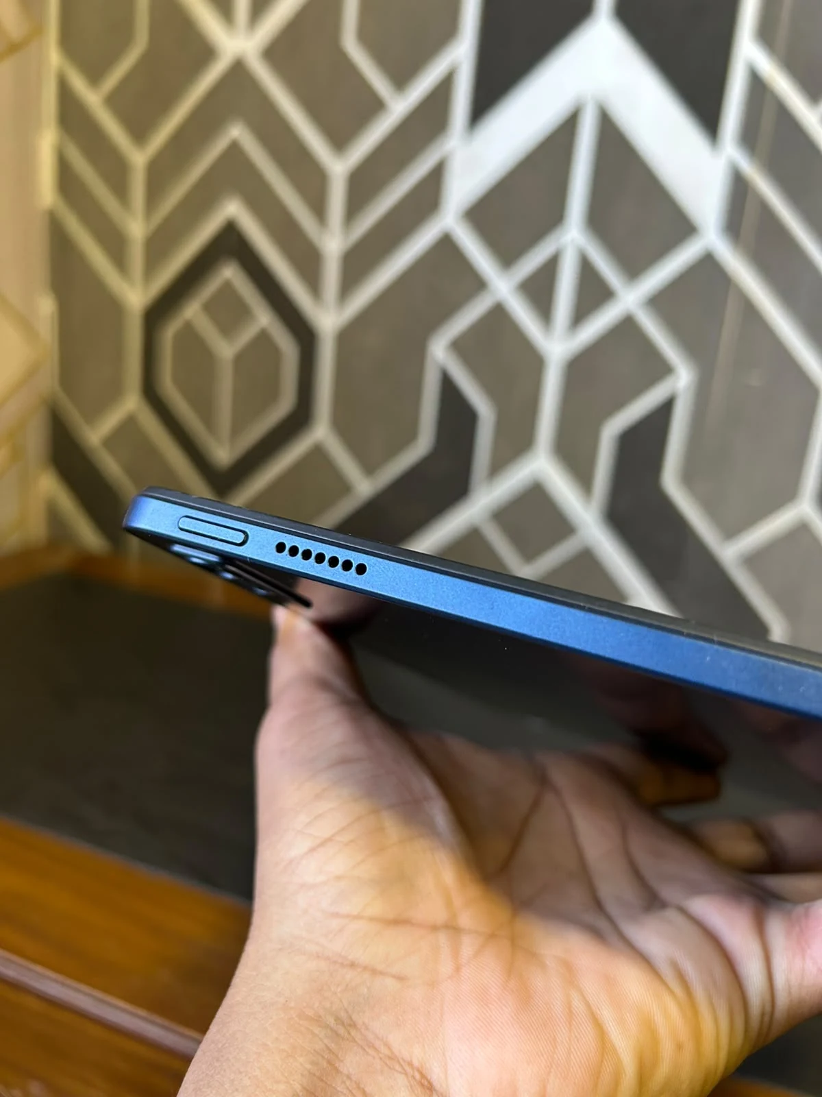 Lenovo TAB7 A301LV actual card tray and speaker edge