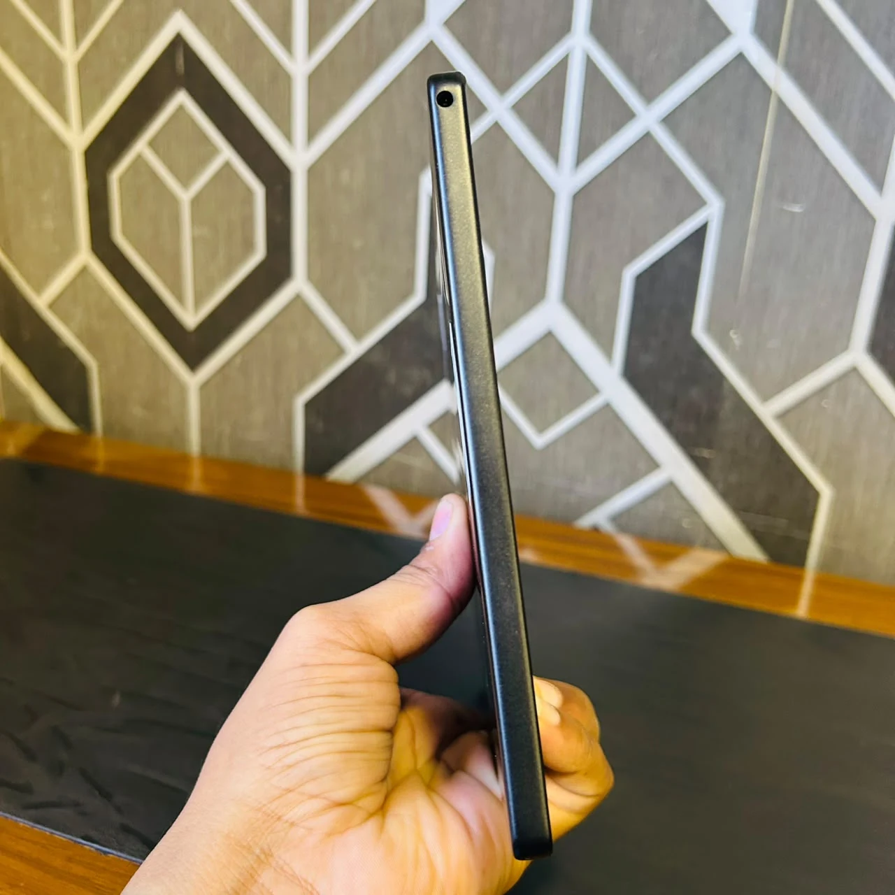 Sharp Docomo dtab d-41A actual headphone jack and side edge