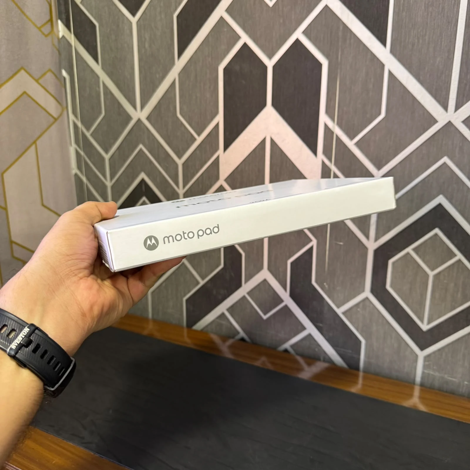 Motorola Moto Pad 2026 retail box side - real product photo
